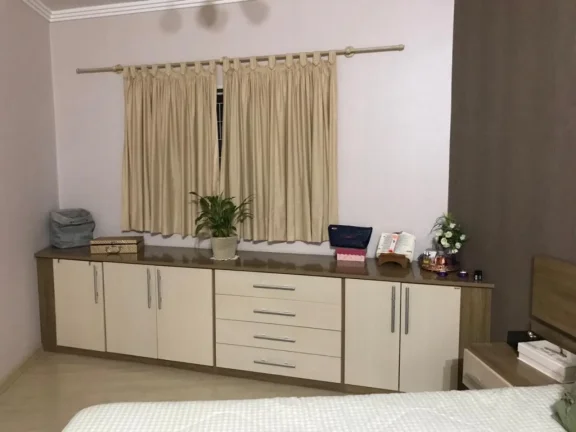 Imagem Imperdível! Casa à venda em Sorocaba-SP, no bairro Wanel Ville, com 3 quartos, 1 suíte, 2 salas, 1 banheiro, 3 vagas de garagem e 219m².
