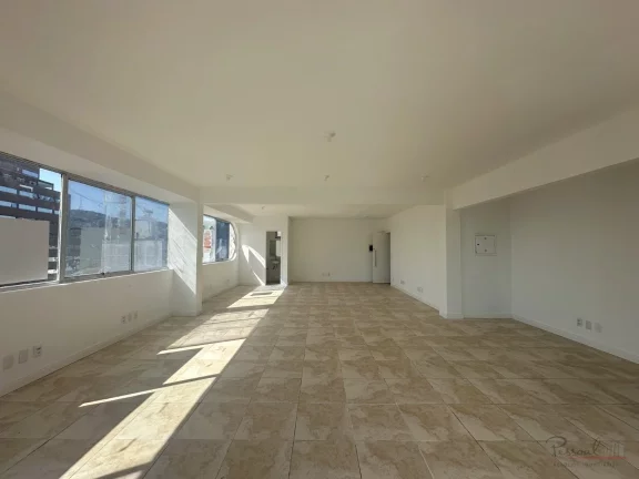 Imagem Ampla sala comercial com vista e terraço em um prédio tradicional do centro de Florianópolis. A s...