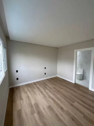 Imagem Sobrado com 3 dormitórios sendo 2 suítes e 1 master e 2 vagas de garagem, Camboriú/SC