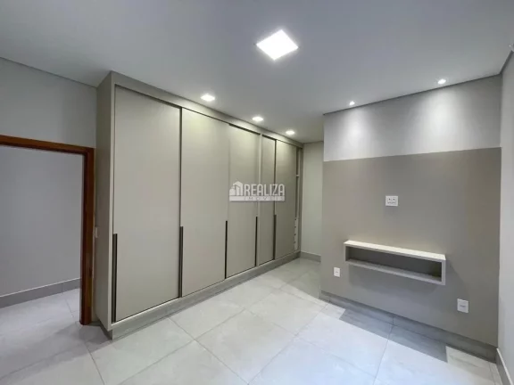 Imagem Casa de Alto Padrão à Venda no Jardim do Lago, Uberaba