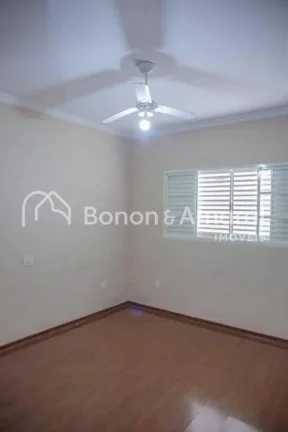 Imagem Belíssima e espaçosa casa térrea, com 287 m² de área construída. A residência possui 3 quarto...