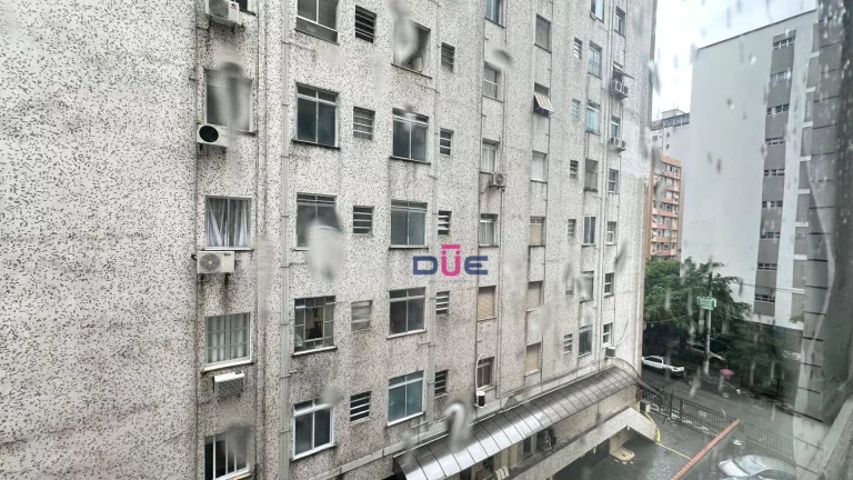 Imagem Sala living, na quadra da praia R .Arthur Assis. Pode ser dividido pois tem 50m2 de área útil com elevador e vaga R$ 305.000 - Boqueirão - Santos/SP