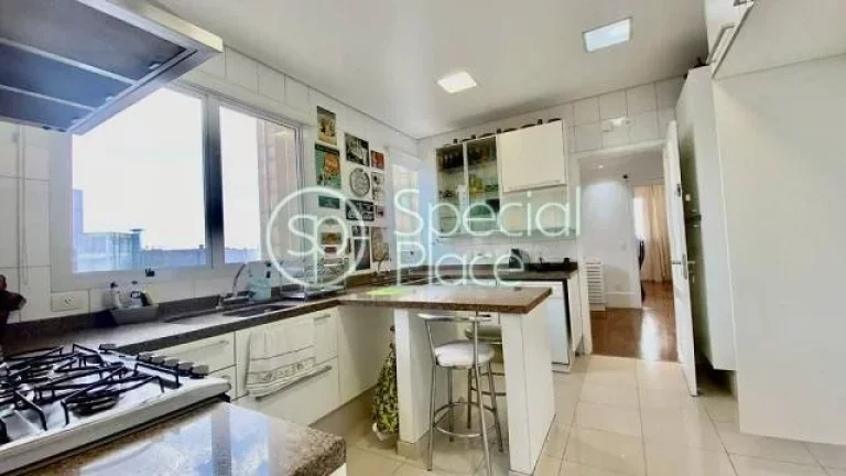 Imagem Lindo apartamento com 263m² de área privativa. São 4 dormitórios ( 4 suítes ) e 5 vagas na gara...