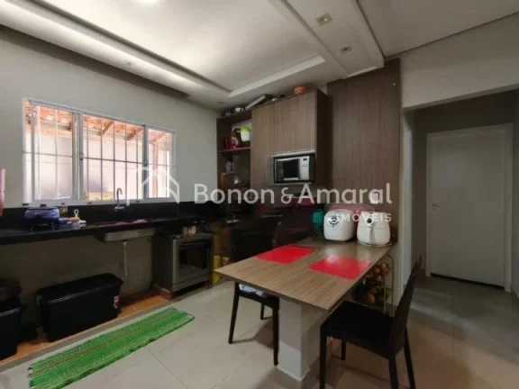 Imagem O imóvel dispõe de 2 dormitórios, sendo o quarto do casal com painel instalado, e o segundo dormi...