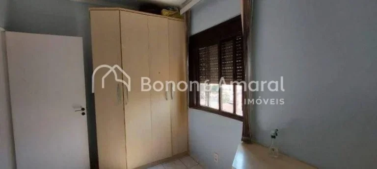 Imagem Apartamento com três quartos, incluindo uma suíte com elegantes armários embutidos. Uma ampla sal...
