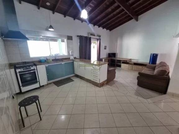 Imagem Casa térrea, com piscina e churrasqueira à venda apenas 40 metros da praia
