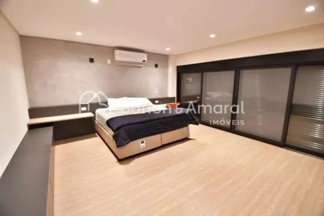 Imagem Esta elegante residência, construída há apenas 2 anos, está situada em um terreno de 450m² e po...