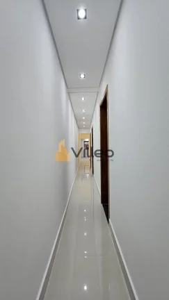 Imagem Destaques do imóvel:

-  03 dormitórios amplos (sendo 01 suíte)

-  Sala de estar com sanca em LE...