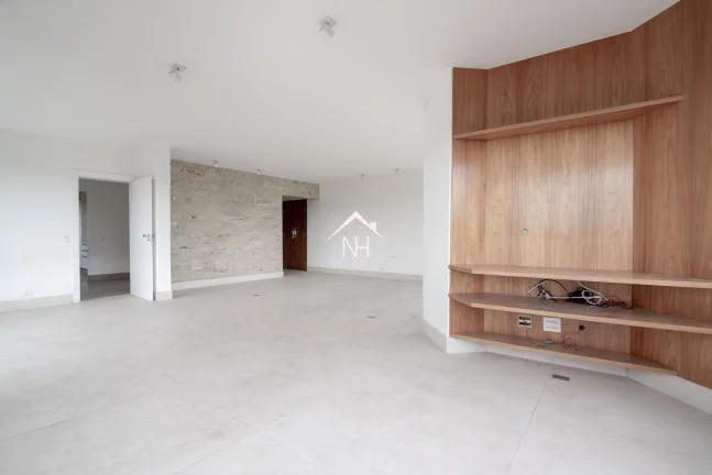 Imagem Apartamento de 260m ao lado do Parque Ibirapuera, com 4 dormitórios (2 suítes), varanda, 3 vagas com depósito, piscina, quadra, churrasqueira, sauna