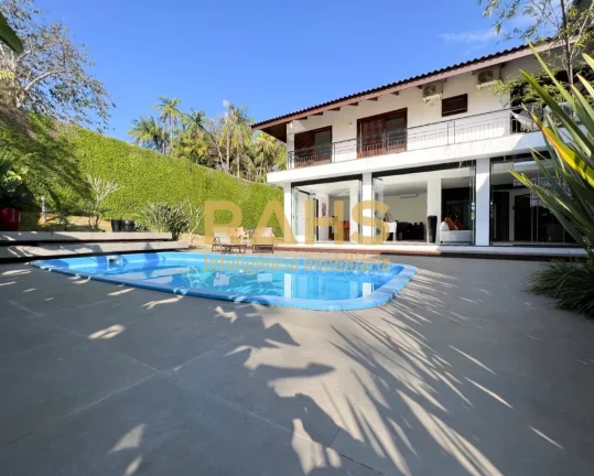 Casa em Condominio Alto Padrão Projetada pelo Arquiteto Mauricio Ribeiro Em local alto do condomín...