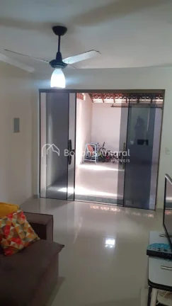 Imagem Linda casa térrea, de 2 quartos e 3 vagas cobertas.

Sala ampla de estar/TV
Sala de jantar, cozinha...