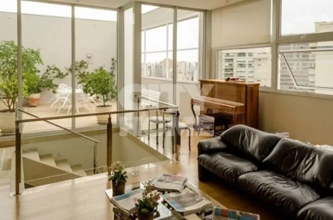 Cobertura espetacular em Moema Pássaros, fora de rota, em rua tranquila, arborizada, próximo a tod...