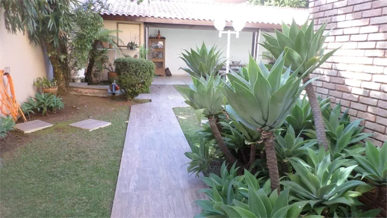 Imagem Sobrado à venda com 4 quartos, sendo 4 suítes, em Granja Viana, Carapicuíba - SP