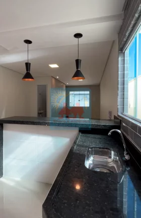 Imagem Sobrado à Venda 2 suites, churrasqueira, 2 vagas, na Ocian, Praia Grande - Fino Acabamento! 410mil