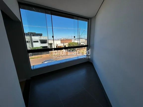 Imagem Sobrado à venda na Zona Oeste de Londrina: 3 suítes, banheiro social, área gourmet, 2 vagas de garagem, 100m² construídos em terreno de 130m²