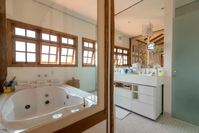 Imagem Imponente Casa de Luxo: 4 quartos, 4 suítes, 5 banheiros, 6 vagas, 1.120m² - Condomínio Morada dos Pássaros, Barueri-SP.
