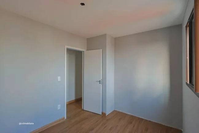 Imagem Imóvel aconchegante à venda com 4 quartos, sendo 1 suíte, e 2 banheiros no total. O condomínio f...