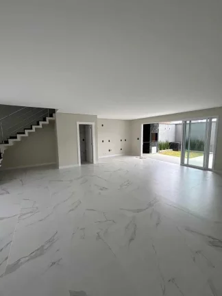 Imagem Sobrado com 3 dormitórios sendo 2 suítes e 1 master e 2 vagas de garagem, Camboriú/SC