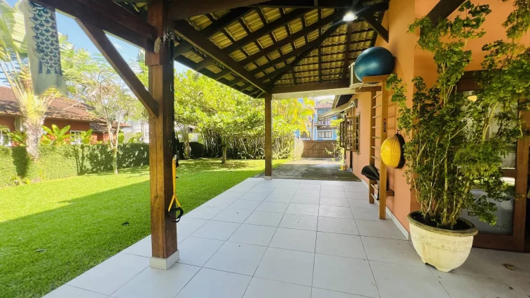 Imagem ...quot;Riviera Módulo 30: Casa à Venda com Dois Lotes e Área Verde Privilegiada...quot;