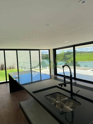 Imagem Viva o Luxo à Beira da Represa em Joanópolis com essa Casa à Venda