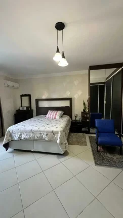 Imagem Casa com 3 suítes e 4 vagas de garagem em Balneário Camboriú/SC