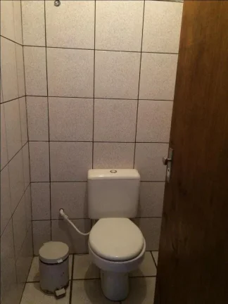 Imagem Casa com ar condicionado para sala e cozinha, cozinha com armários,2 dormitórios, sendo um com arm...