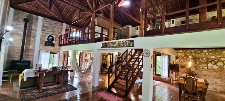 Imagem Refúgio de montanha com rio privativo e arquitetura autoral em Gonçalves
