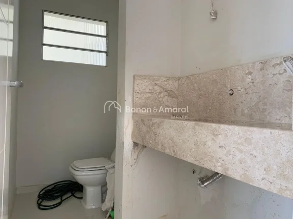 Imagem Esta casa moderna no Condomínio Mirante do Lenheiro combina arquitetura imponente, ambientes bem di...