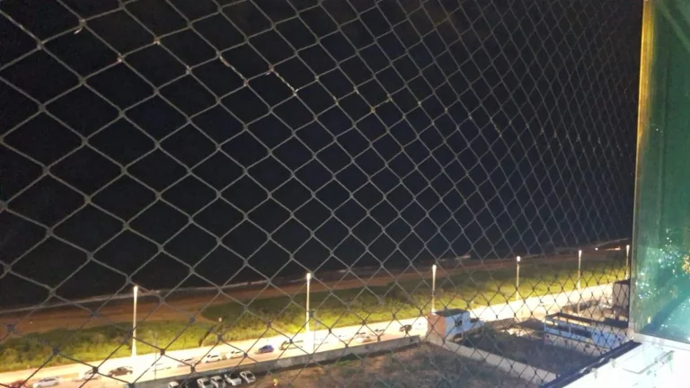 Imagem Vendo apartamento de três quartos com suíte na Rodovia do Sol de frente para o mar, andar alto, com duas vagas de garagem.