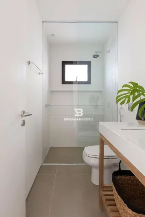 Imagem CASA DE ALTO PADRÃO EM CONDOMÍNIO PRIVILEGIADO NO GUARUJÁ – 5 SUÍTES, ÁREA GOURMET E BEACH HOUSE