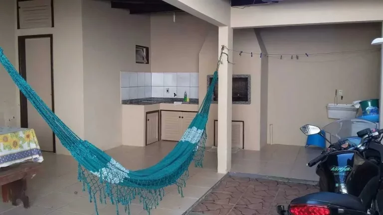 Imagem Casa com 3 dormitórios a 200m do mar, próximo a avenida principal no Bairro Bombas — Bombinhas/SC