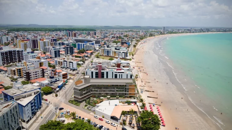 Imagem Flats pé na areia com com varanda / sacada e vista lateral para o mar da praia do Bessa - FL0236