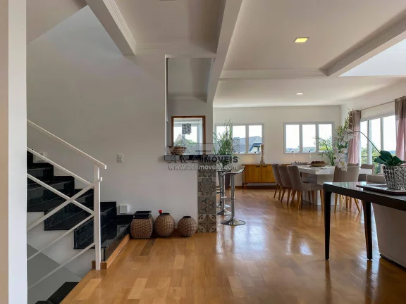 Imagem Casa à venda em Campos do Jordão – Com 4 dormitórios e vista exuberante