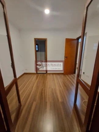 Imagem Oportunidade Exclusiva no Campo Grande a Venda. Vendo Sobrado em Condomínio fechado na Sabará região de campo grande, São 3 Dormitórios, sendo 1 Suíte, todos com Armários, cozinha planejada, 2 vagas fixas subterrâneas, Churrasqueira e Quintal. Valor de Su