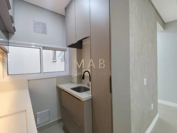 Imagem Apartamento de 2 dormitórios sendo 1 suíte, sala, cozinha, lavanderia, banheiro social, churrasqueira e vaga de garagem. O condomínio conta com elevad
