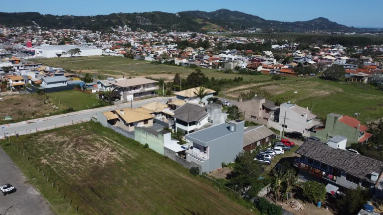 Imagem Terreno plano de 354m² no centro de Garopaba, a 2km do mar. Próximo a comércios, supermercado, com viabilidade para 2 sobrados. Financiável!