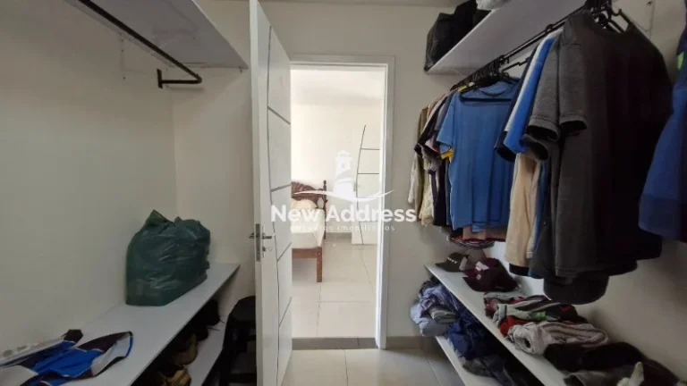 Imagem Casa triplex com vista privilegiada de Vila Velha, sala ampla, suíte com closet e garagem para até 3 carros. Imóvel espaçoso e bem distribuído.