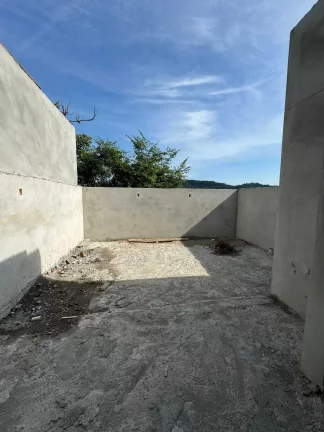 Imagem Sobrado com 3 dormitórios sendo 1 suíte e 2 vagas de garagem no Bairro Espinheiros em Itajaí