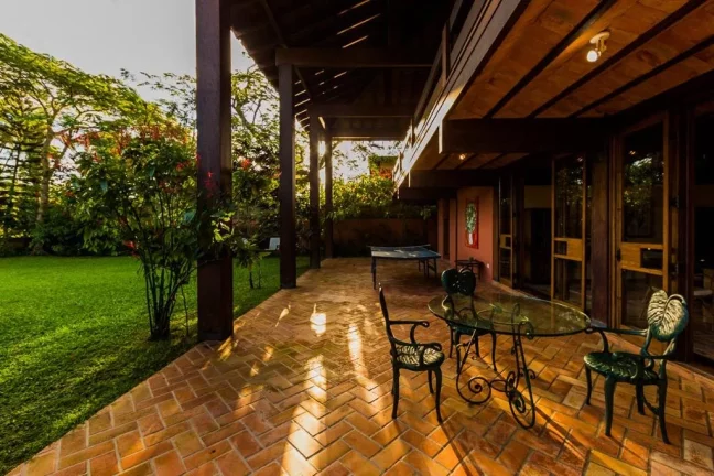 Imagem Pernambuco - Sala de estar com duplo ambiente, ampla varanda com sofás, 4 suítes e 8 vagas.