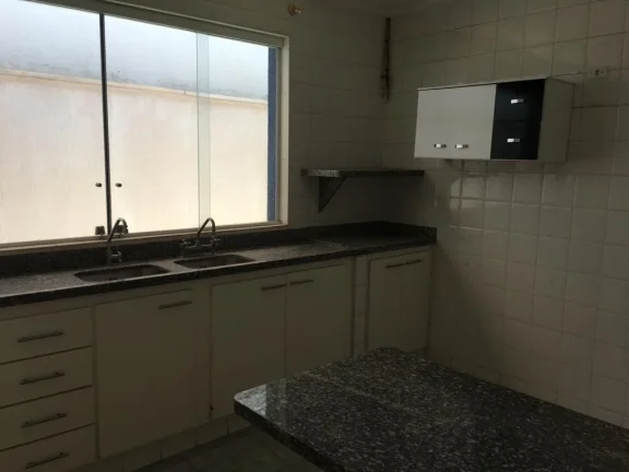 Imagem Casa Central, Venda ou Locação. Residencial/Comercial. Garagem para 3 carros, sala para 2 ambiente...