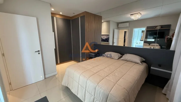 Imagem Seu 3 Quartos MOBILIADO, sendo 01 suíte no Centro de Navegantes perto da Praia e de tudo. Adriano Carpes Imóveis vende.