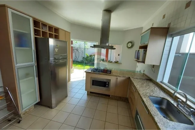 Imagem Casa de Condomínio: Moderna e Totalmente Mobiliada no Condomínio Vila dos Inglezes