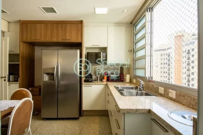 Imagem Apartamento com 207m² em um simpático prédio, em uma das ruas mais charmosa do Jardim Paulista. L...