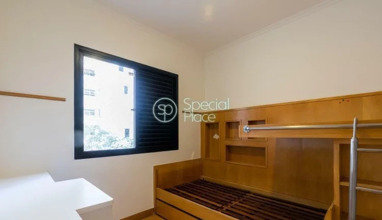 Imagem Amplo apartamento à venda com 3 quartos, sendo 3 suítes, e 4 banheiros no total. Este apartamento ...