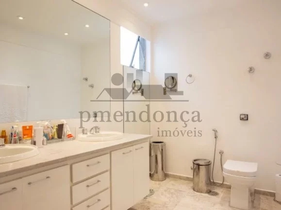 Imagem Apartamento Higienópolis 1 por andar com 323m², 4 quartos (2 suítes) e 2 vagas!