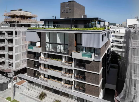 Imagem Apartamento Duplex mobiliado com 3 dormitórios sendo 3 suítes e 2 vagas de garagem - Jurerê/SC