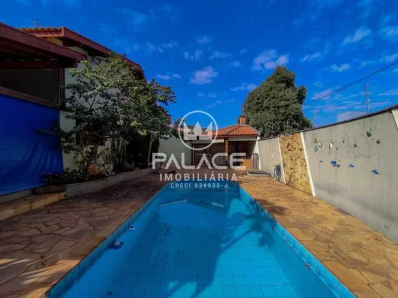 Excelente casa de esquina localizada na região mais nobre de Piracicaba.
 Mede 499m² de terreno e ...
