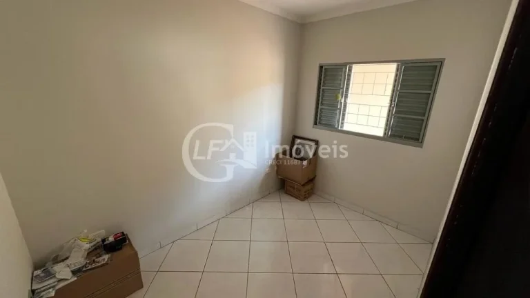 Imagem Impecável casa à venda na Vila Taquarussu, Campo Grande-MS: 3 quartos, 1 suíte, 3 salas, 2 banheiros, 15 vagas, 190m².
