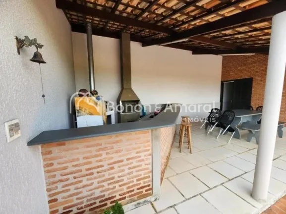 Imagem Belíssima casa com 250 m² de construção e terreno com área de 449 m². Na parte inferior há 1 ...
