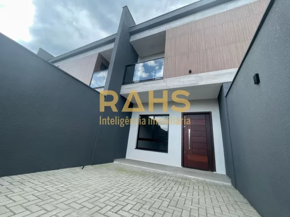 Ótimo sobrado geminado com 1 suíte mais 2 quartos a venda no bairro Bom Retiro em Joinville. Conta...